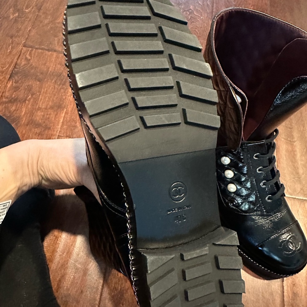 CHANEL Black Leather Boots w/ faux pearls - Picture 4 of 10
